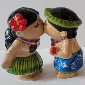 Magnetic Hawaiian Kissing Couple Salt & Pepper Shaker Set